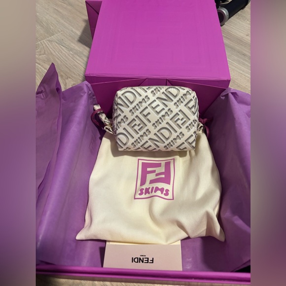 Fendi Skims Pouch🩷 - Picture 9 of 13